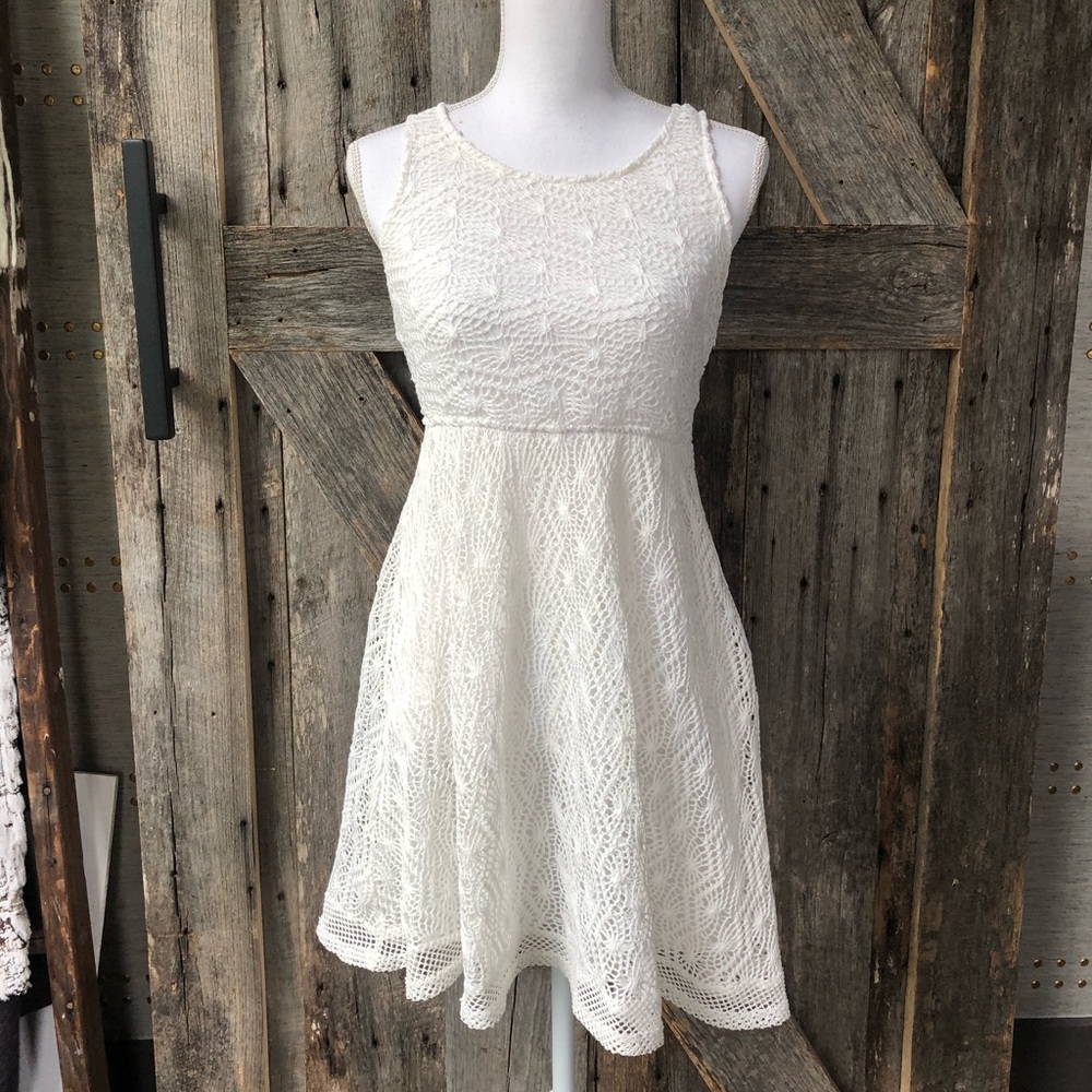 Lace dress with cutout